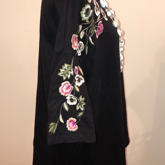 🌸 Lovely Simply Emma Top with New Necklace 🌸 - Picture 2 of 8